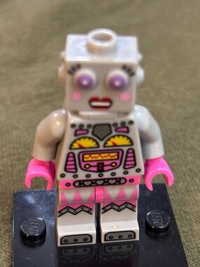 LEGO SERIES 11 "Lady Robot" col11-16 with Stand and Accessories. LIKE NEW.